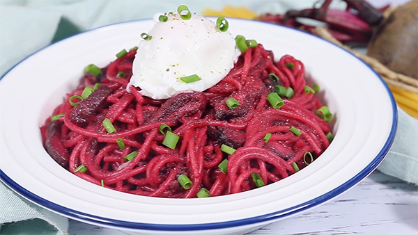 mì ý từ bột củ dền