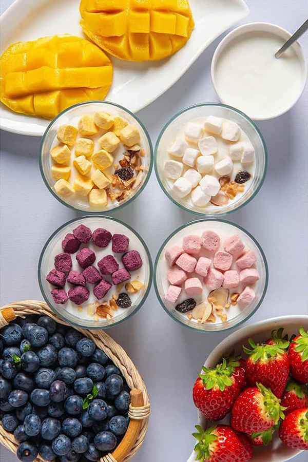 sinh tố kết hợp sữa chua sấy khô