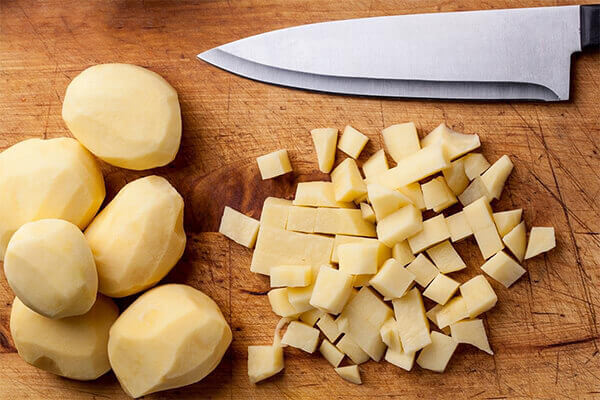 khoai tây thái hình khối