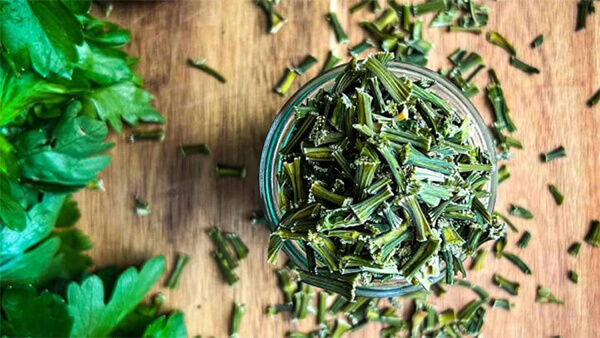 cần tây sáy thăng hoa và sấy lạnh cái nào tốt hơn