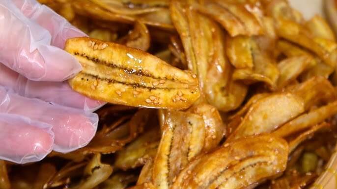 chuối sấy ngào đường phủ mè