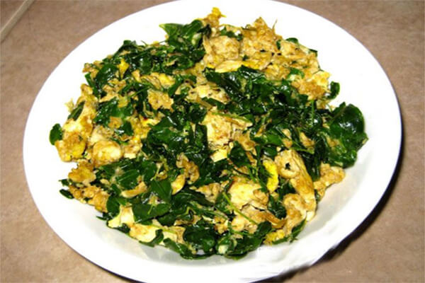 rau chùm ngây xào trứng