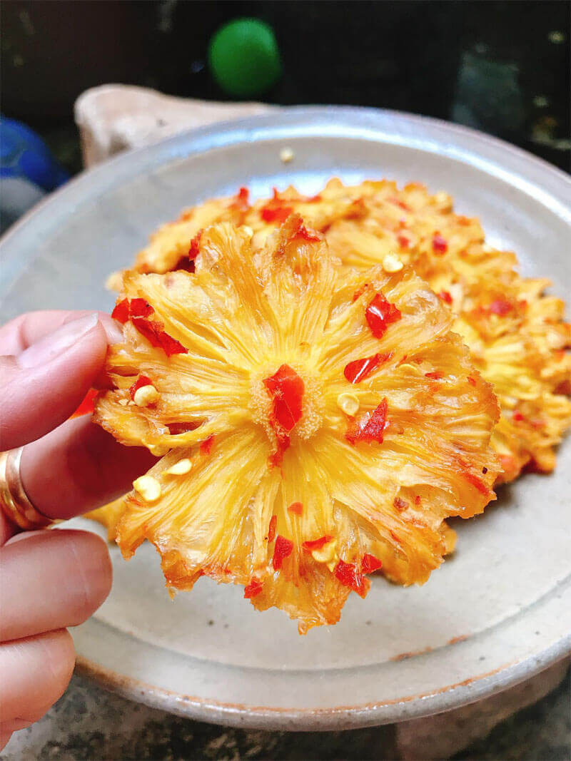 Cách thưởng thức thơm sấy muối ớt