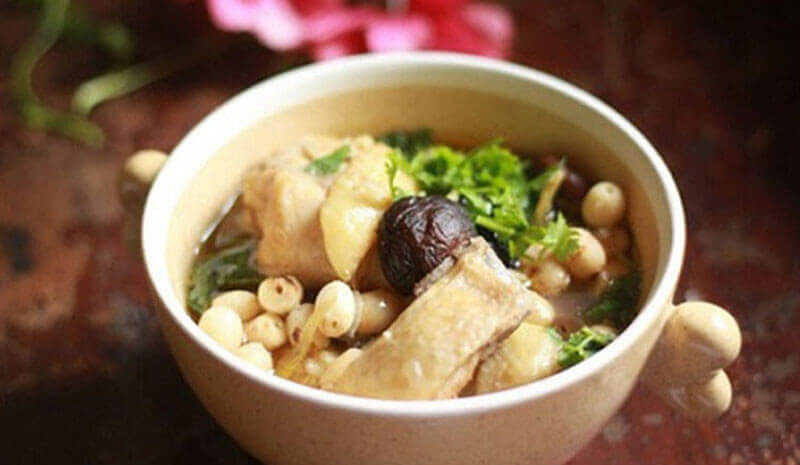 hạt sen hầm gà hoặc bồ câu